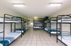 Habitación estándar, balcón (10 Share Mixed Dorm) | Wifi y ropa de cama 