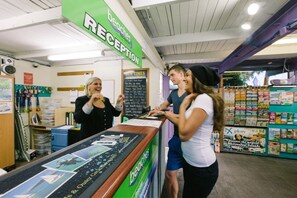 Reception - Beaches Backpackers Airlie Beach - Hostel (Airlie Beach)