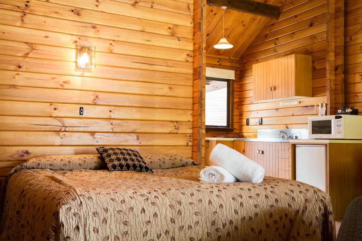 Comfort Suite, Non Smoking, Kitchenette (Cosy Chalet) | 1 bedroom, iron/ironing board, free WiFi, bed sheets