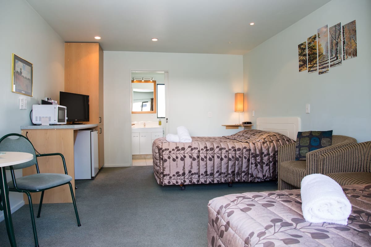 Standard Studio, Non Smoking (Sunny Studio) | Private kitchen | Fridge, coffee/tea maker, electric kettle, toaster