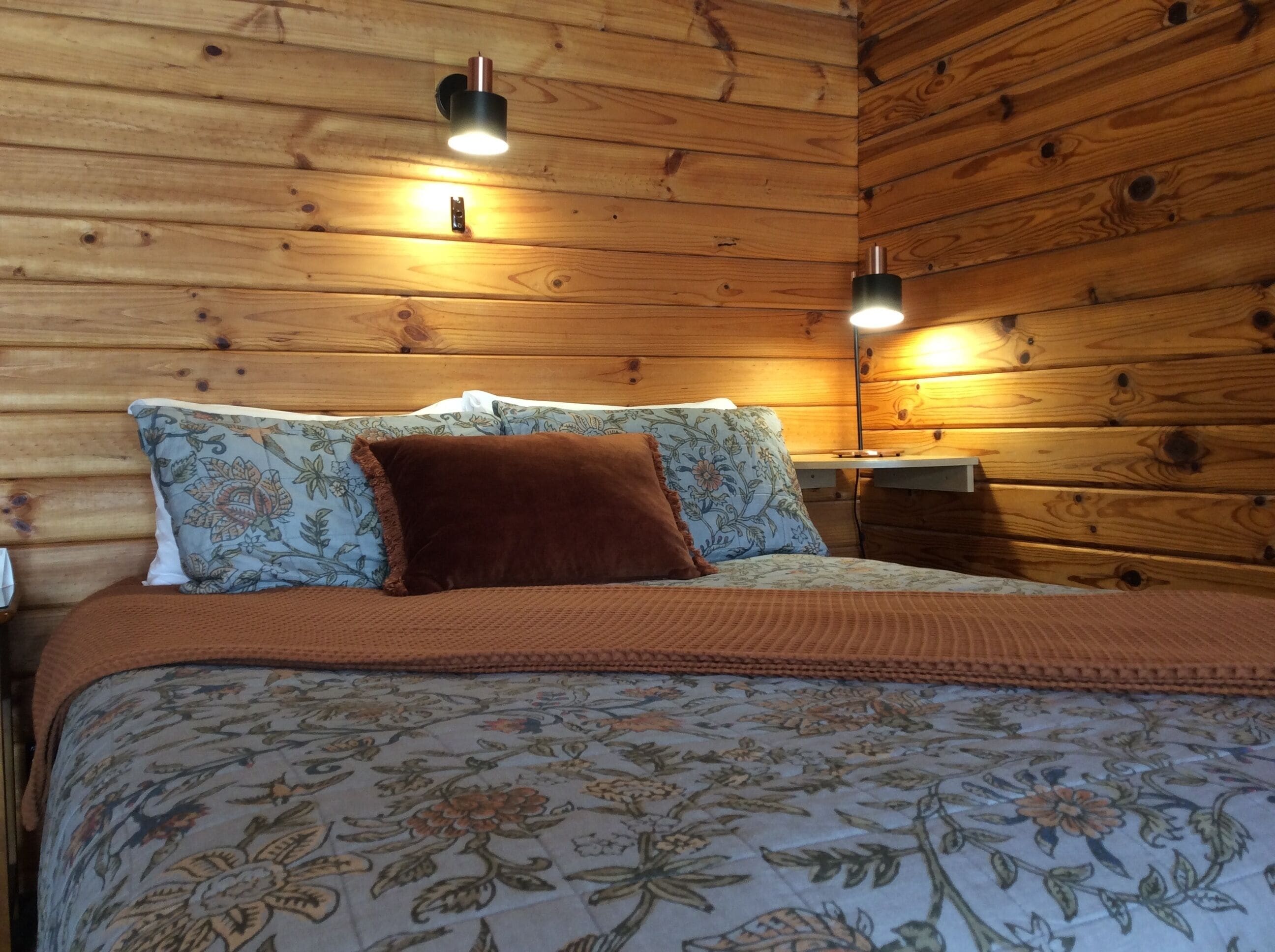 Comfort Suite, Non Smoking, Kitchenette (Cosy Chalet) | Iron/ironing board, free WiFi, bed sheets