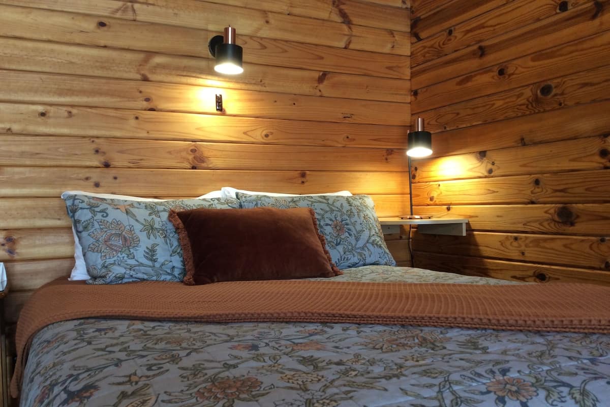 Comfort Suite, Non Smoking, Kitchenette (Cosy Chalet) | Iron/ironing board, free WiFi, bed sheets