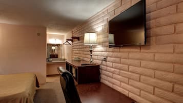 Escritorio, tabla de planchar con plancha, wifi gratis y ropa de cama