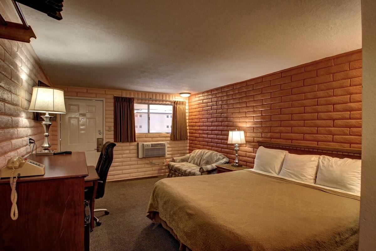 Standard Room, 1 Queen Bed | Desk, iron/ironing board, WiFi (free), bed sheets
