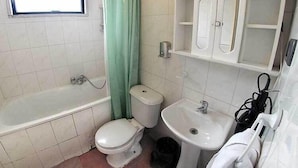 Combined shower/bathtub, hair dryer, towels - Cabañas Ultima Esperanza (Natales)