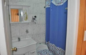 Bungalow, 1 Bedroom | Bathroom | Combined shower/tub, hair dryer, towels