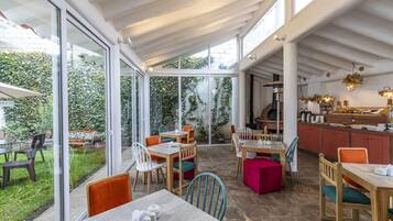 Daily buffet breakfast (USD 4 per person)