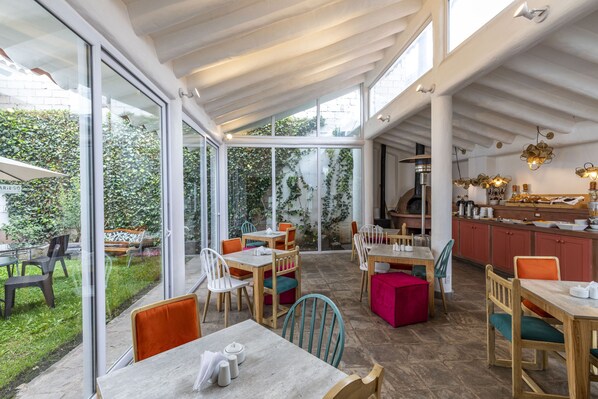 Daily buffet breakfast (USD 4 per person)