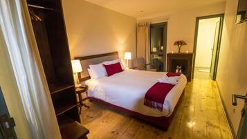 Superior Room, 1 Queen Bed, Fireplace | Free WiFi, bed sheets