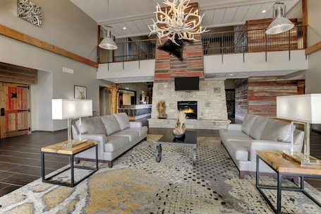 Lobby sitting area. Stoney Creek Hotel Kansas City - Independence
