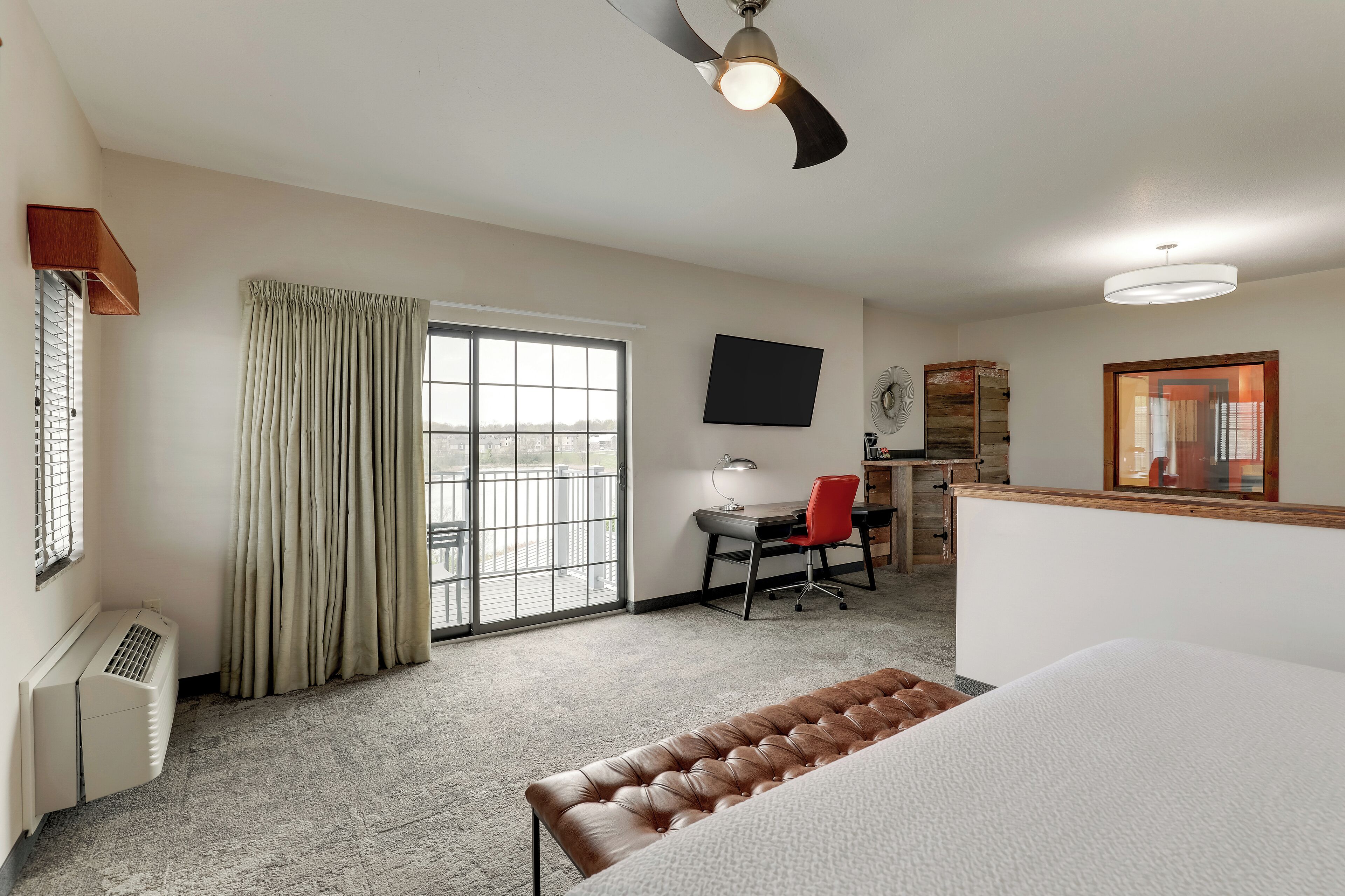 executive suite, 1 king bed, hot tub | 1 bedroom, desk, iron/ironing board, free cots/infant beds