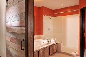 Cosmo Suite | Jetted tub