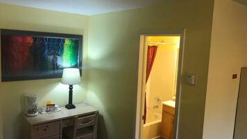 Individually decorated, iron/ironing board, free WiFi, bed sheets