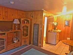 Fridge, microwave, coffee/tea maker - Caboose Motel (Durango)