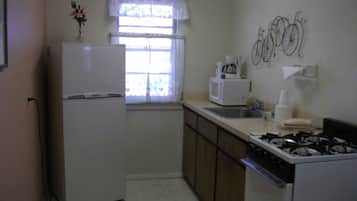 Suite familiar, 1 habitación, cocina | Cocina privada | Refrigerador, microondas y cafetera y tetera