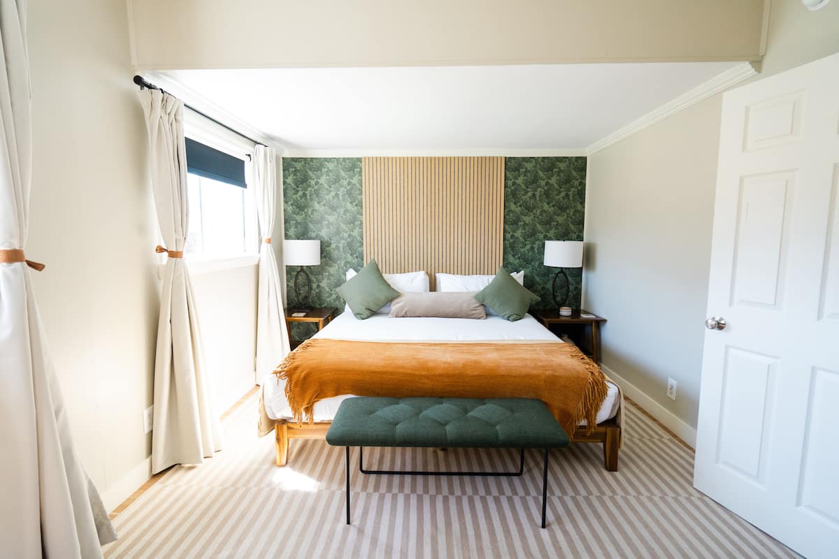 Superior Room, 1 King Bed | Hypo-allergenic bedding, laptop workspace, cots/infant beds