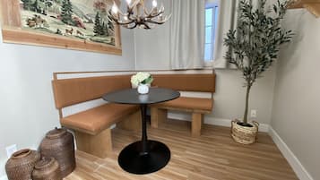 Habitación superior, 1 cama de matrimonio grande | Ropa de cama hipoalergénica y espacio para trabajar con un portátil