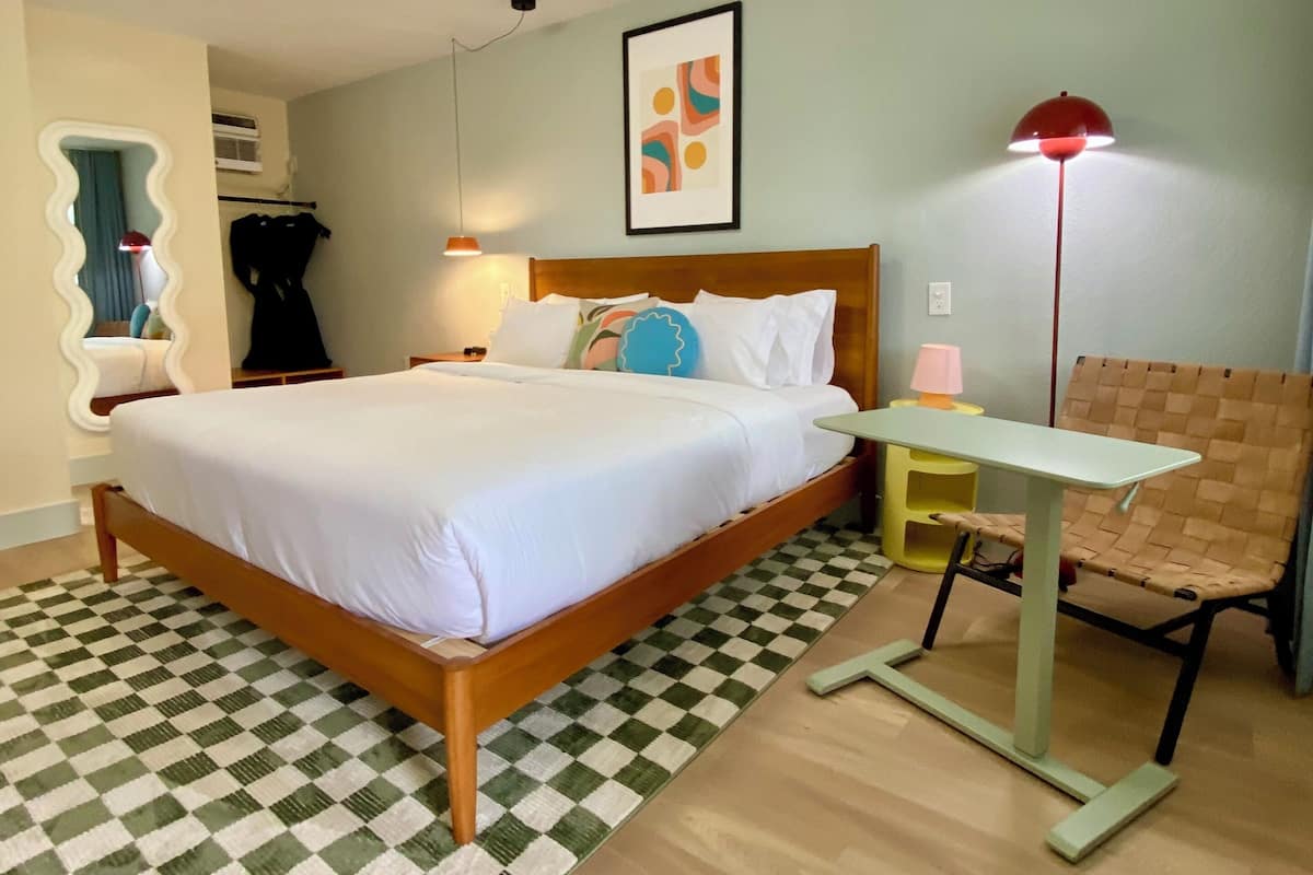 Deluxe Single Room, 1 King Bed | Blackout drapes, WiFi (free), bed sheets