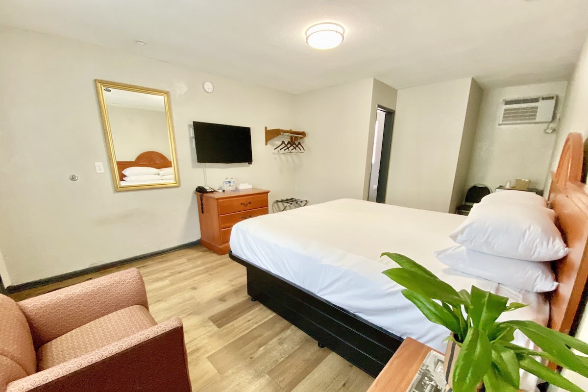 1 bedroom, desk, blackout curtains, free WiFi