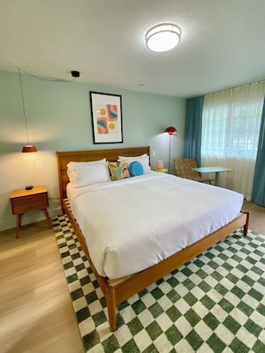 Chambre simple Deluxe, 1 très grand lit | Rideaux d’obscurcissement, accès au Wi-Fi (inclus), literie fournie