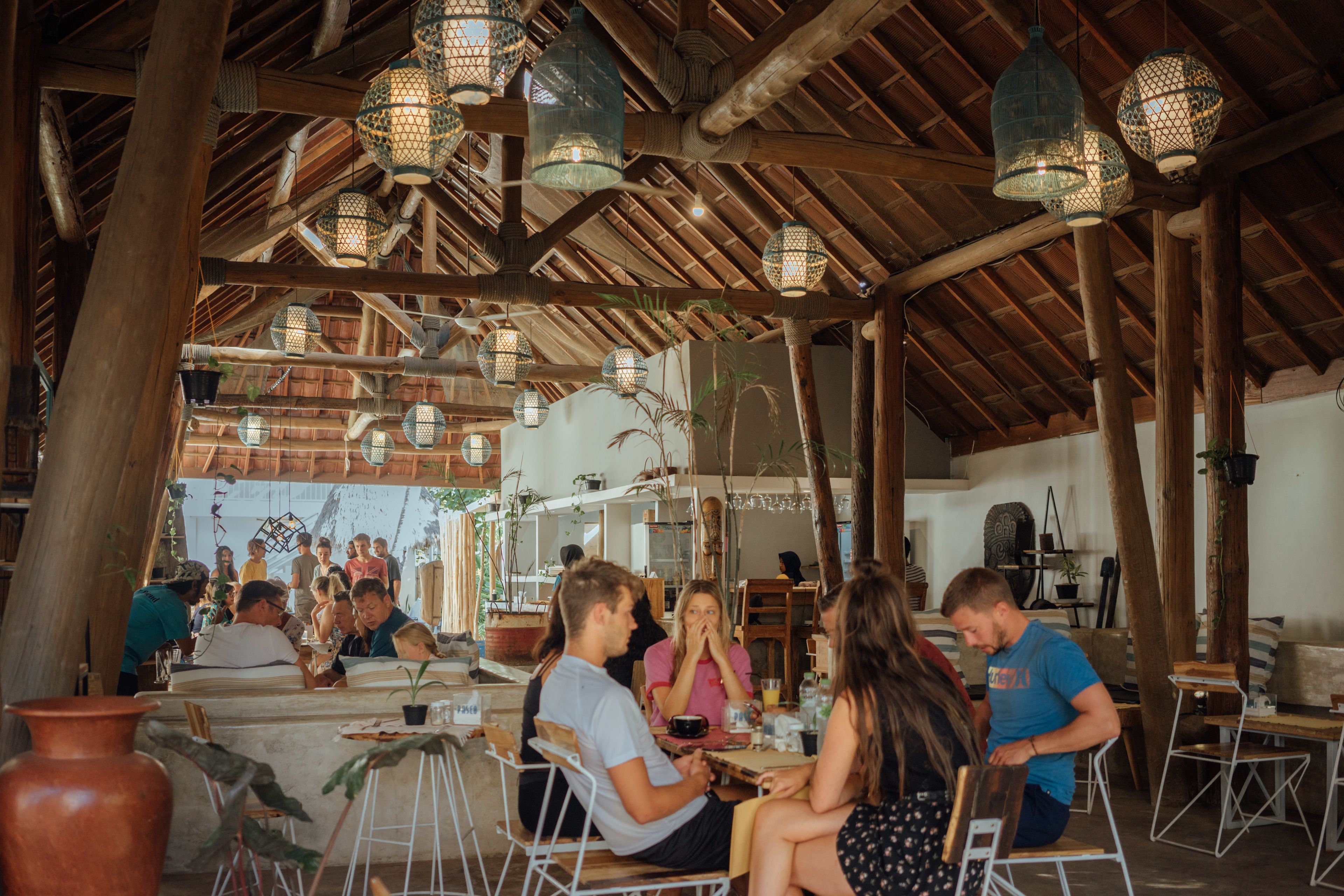 Se sirven desayunos, almuerzos y cenas; cocina asiática