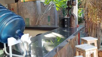 Bar en bord de piscine