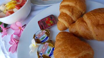 Free daily cooked-to-order breakfast