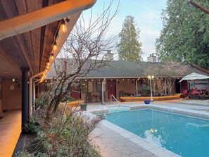 Piscine extérieure en saison