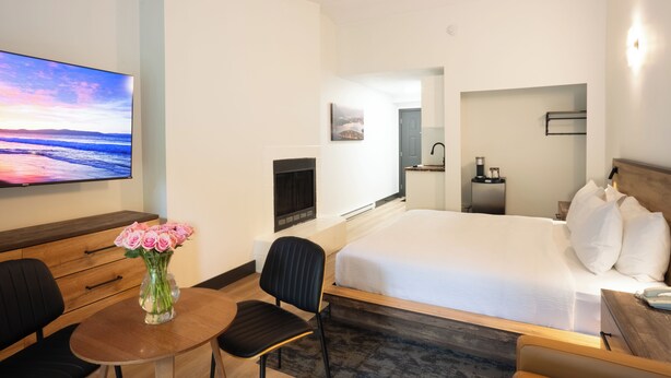 Classic King Room with Kitchenette | Television - Sunshine Lodge (Gibsons)