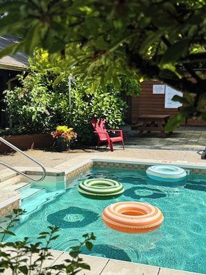 Una piscina al aire libre de temporada