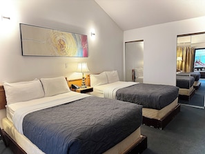 Colchones con pillow-top, escritorio y tabla de planchar con plancha