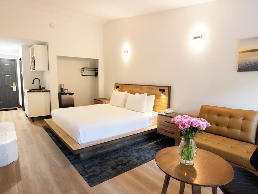 Queen Room | Pillowtop beds, desk, iron/ironing board (on request), WiFi (free)