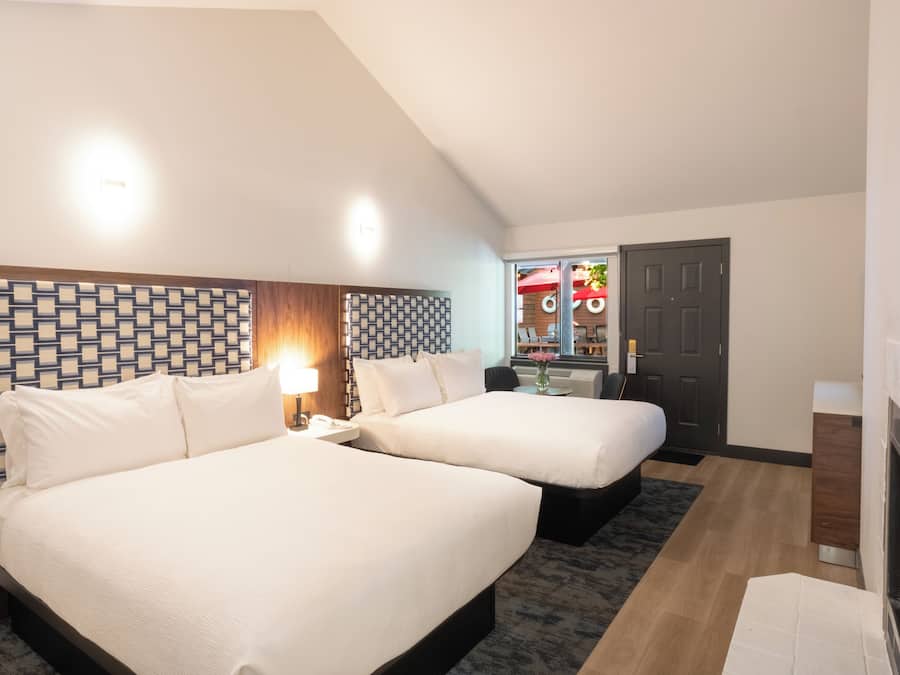 Classic Room | Pillowtop beds, desk, iron/ironing board (on request), WiFi (free)