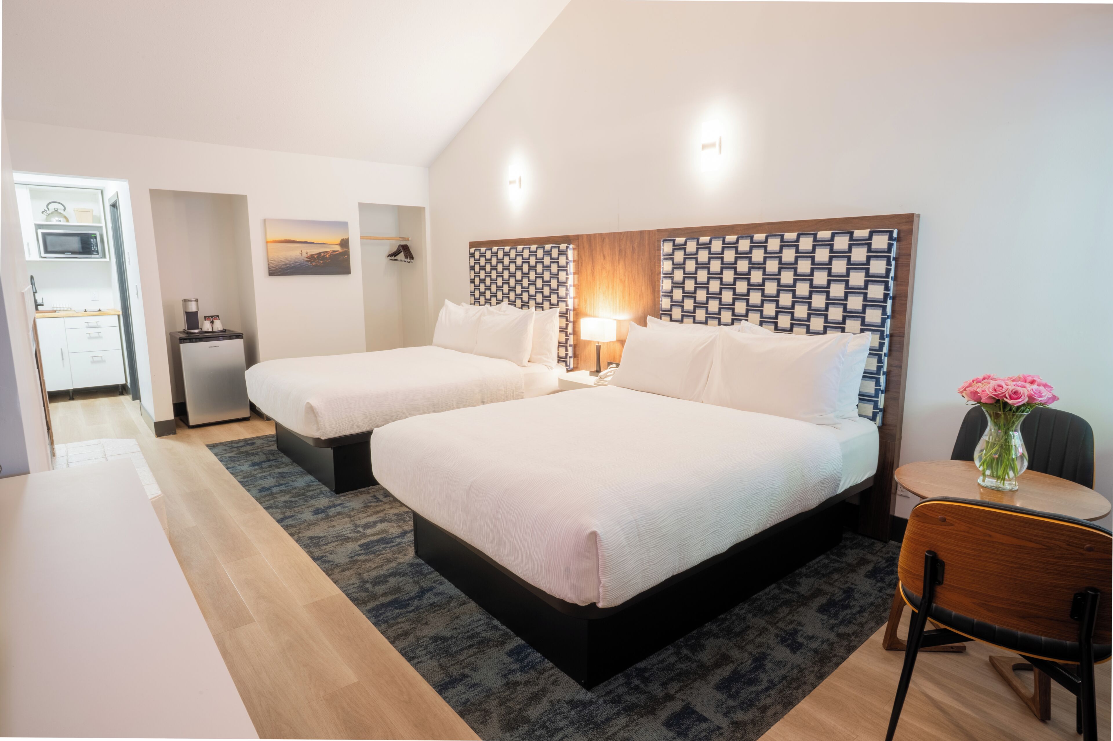 Habitación clásica | Camas con pillow-top, escritorio y tabla de planchar con plancha 