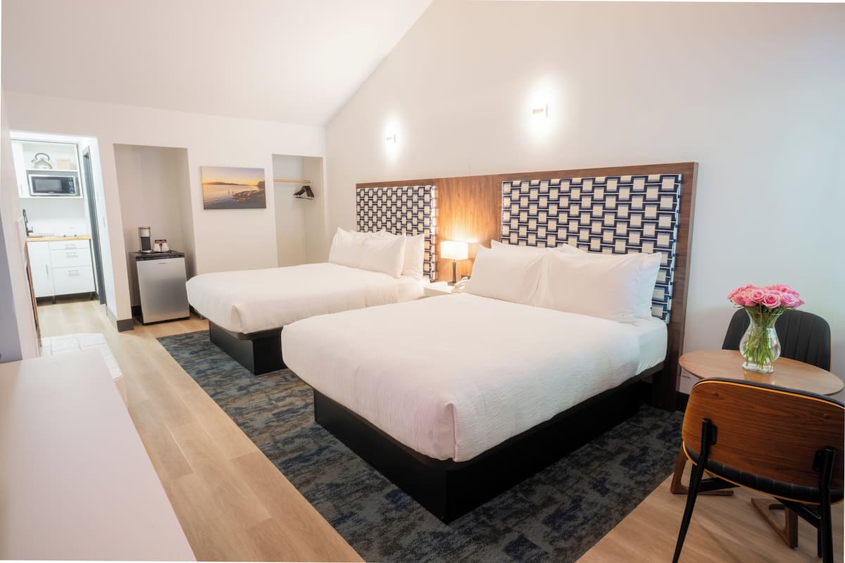Habitación clásica | Camas con pillow-top, escritorio y tabla de planchar con plancha