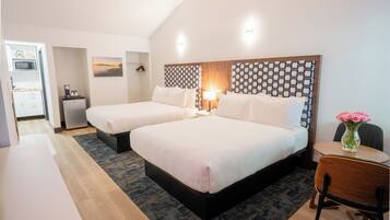 Classic Two Queen Room with Kitchenette | Colchones con acolchado adicional y escritorio