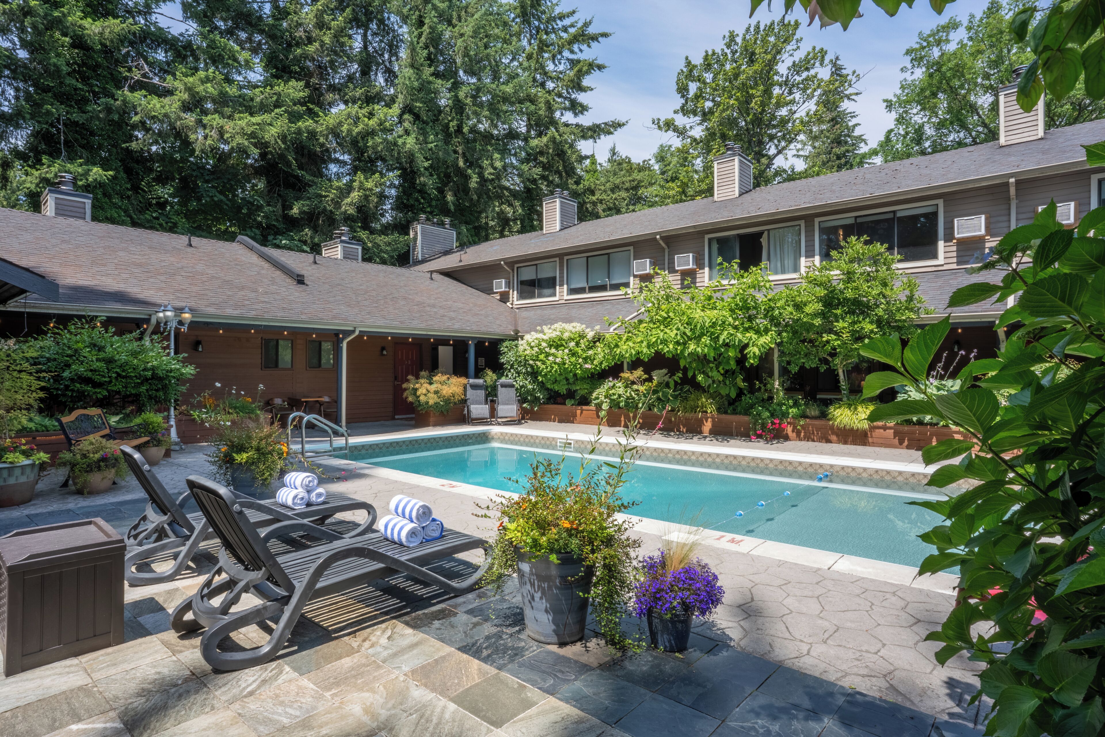 Una piscina al aire libre de temporada