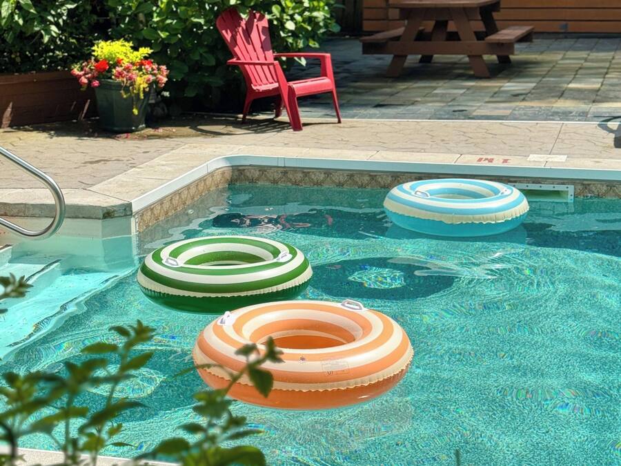 Una piscina al aire libre de temporada