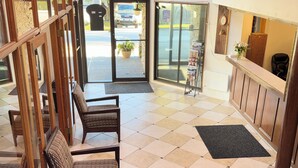 Lobby - Sunshine Lodge (Gibsons)