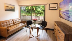 Classic King Room with Kitchenette | Pillowtop beds, desk, iron/ironing board (on request), WiFi (free) - Sunshine Lodge (Gibsons)