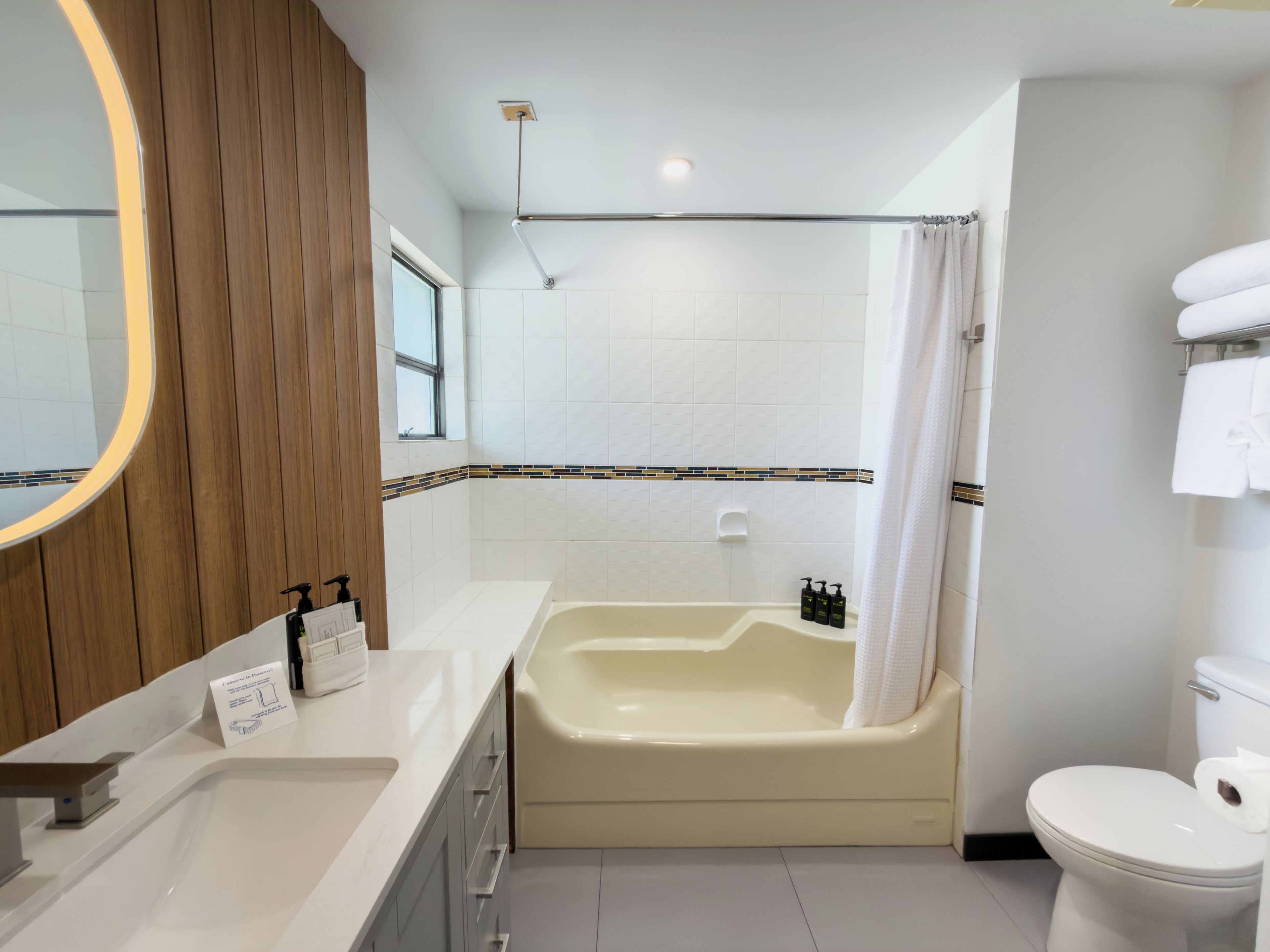 Chambre Classique | Salle de bain | Ensemble douche/baignoire, baignoire relaxante profonde