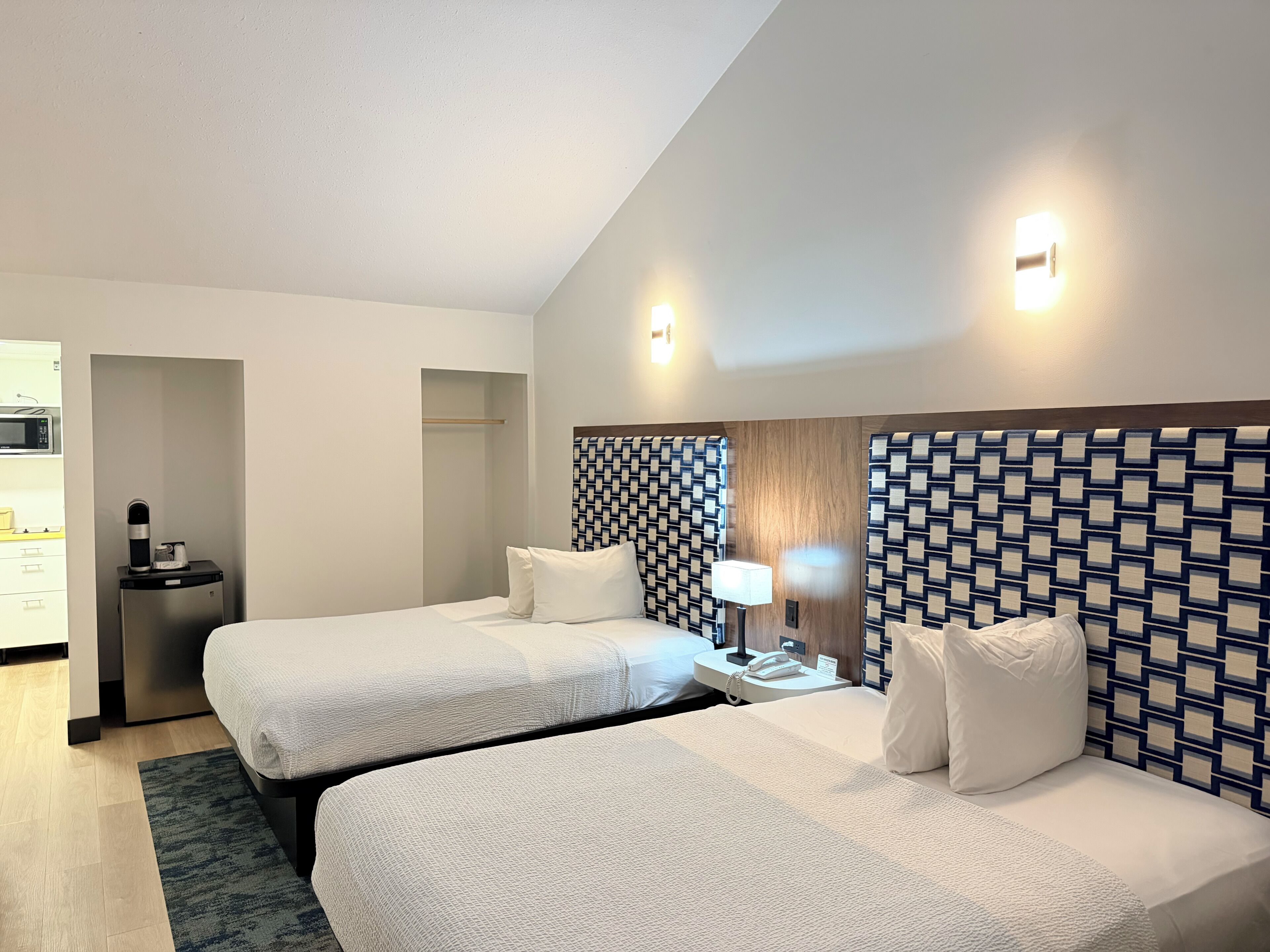 Chambre classique | Lit avec matelas à plateau-coussin, fer et planche à repasser