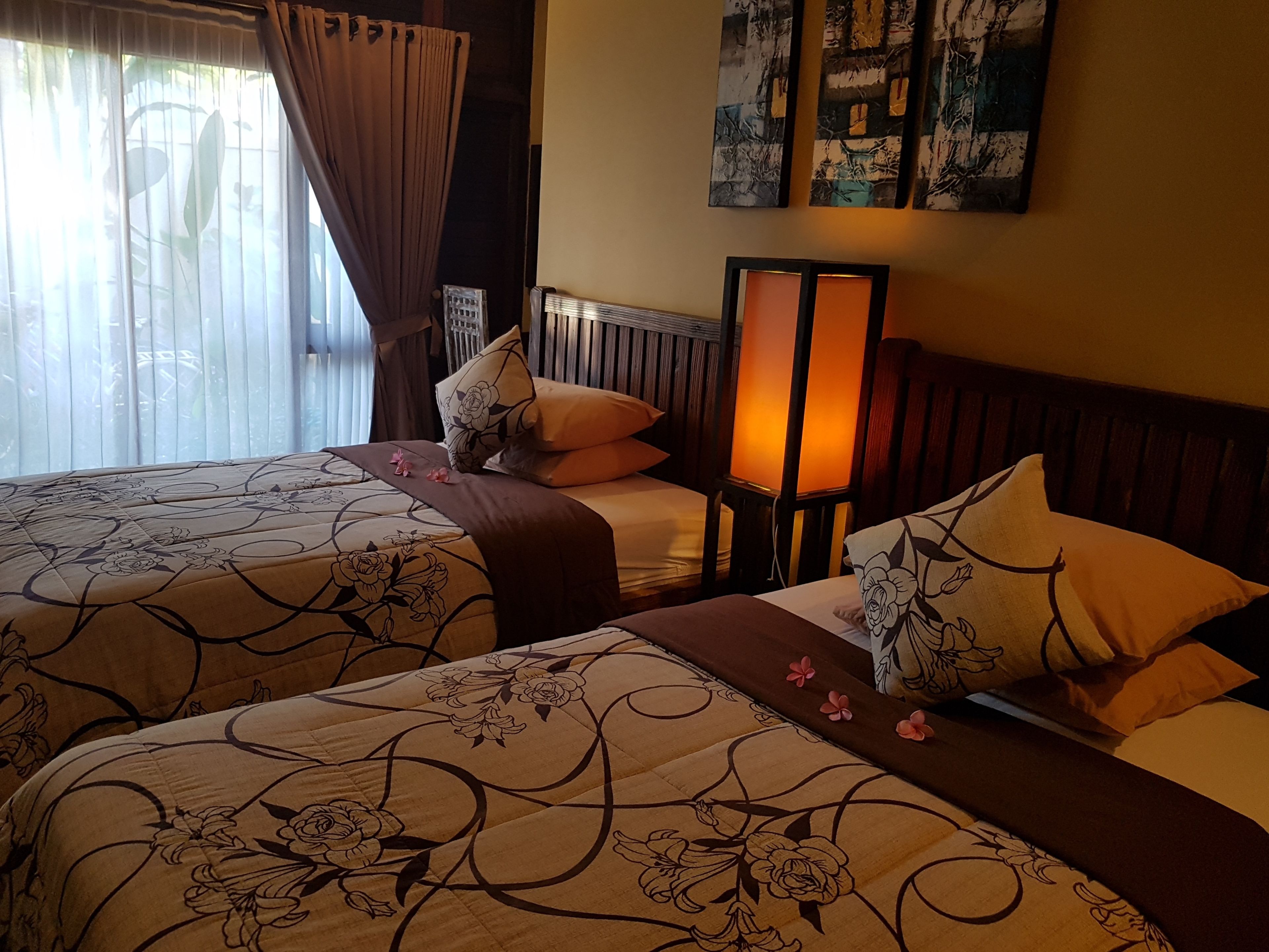 Minibar, escritorio, camas plegables/adicionales y ropa de cama 