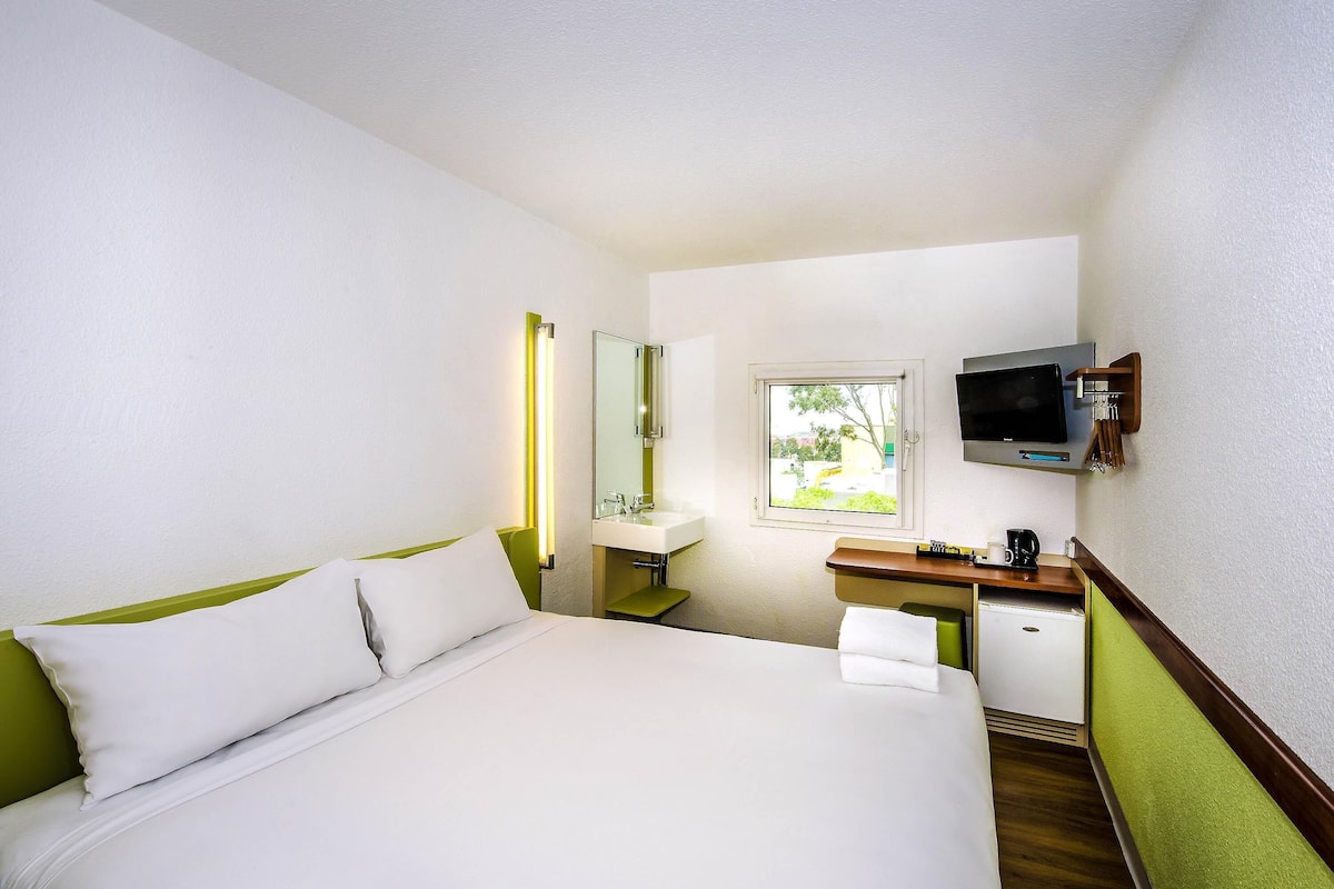 Hochwertige Bettwaren, Schreibtisch, kostenloses WLAN, Bettwäsche