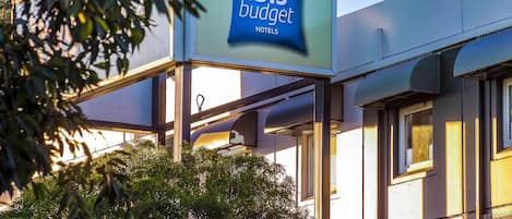 A sign for ibis budget hotels.