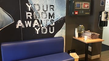 Coin salon dans le hall