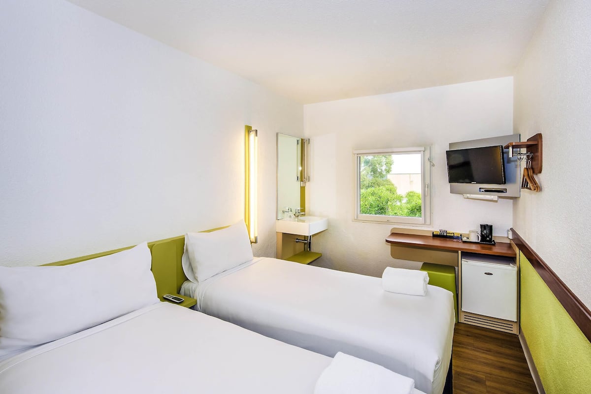 Standard Room, 2 Twin Beds | Premium bedding, desk, free WiFi, bed sheets