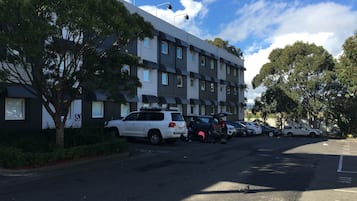 Parking sans voiturier (10.00 AUD par nuit)