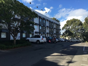 Parking sans voiturier (10.00 AUD par nuit)