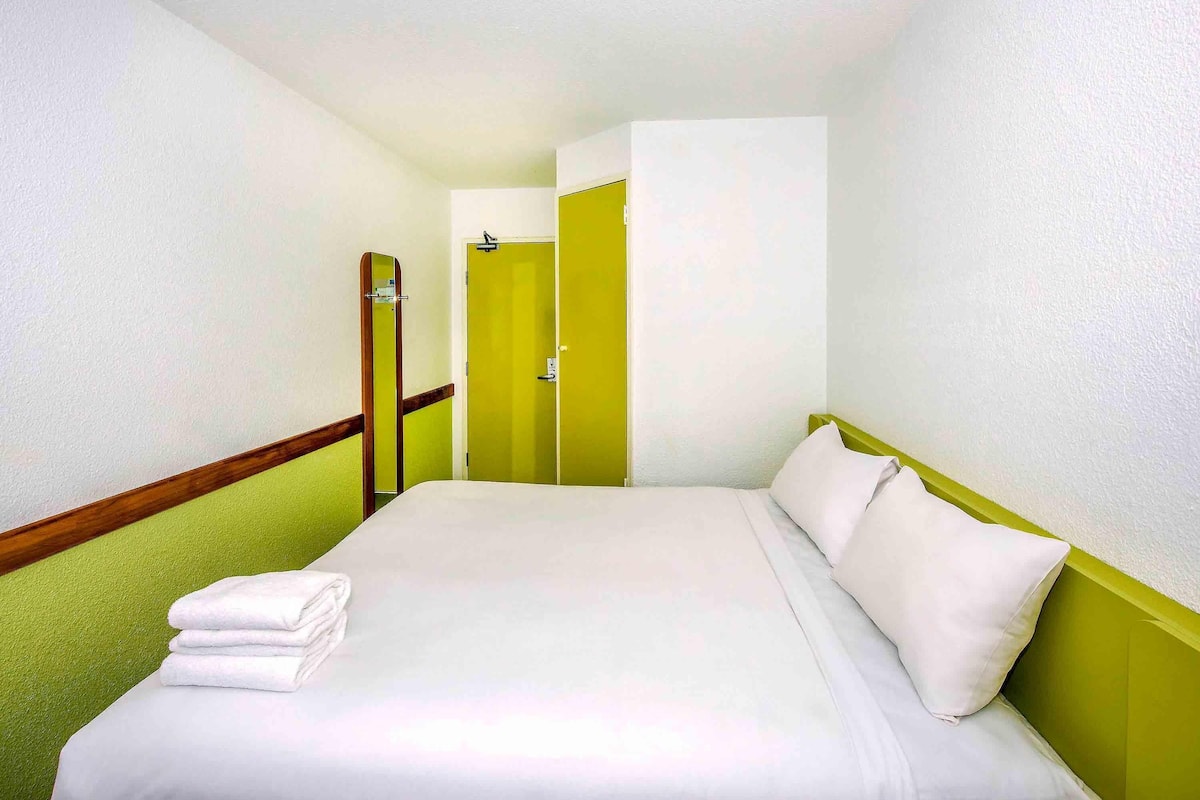Standard Room, 1 Queen Bed | Premium bedding, desk, free WiFi, bed sheets